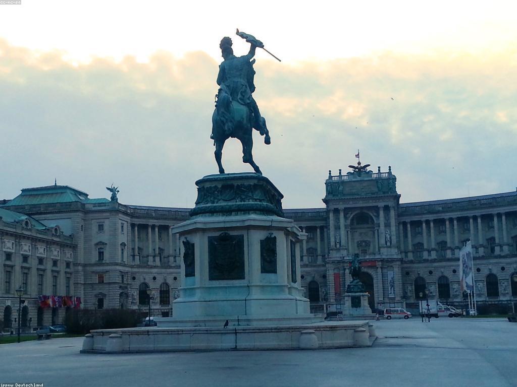 ផលប៉ះពាល់នៃការប្រកួតនានាទៅលើសង្គម